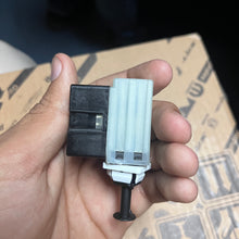 Cargar imagen en el visor de la galería, Suiche pedal freno WJ WK XK G4 PM MK #001ad