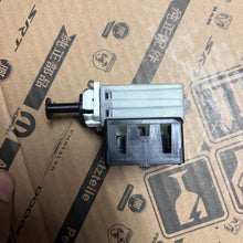 Cargar imagen en el visor de la galería, Suiche pedal freno WJ WK XK G4 PM MK #001ad

