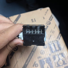 Cargar imagen en el visor de la galería, Suiche pedal freno WJ WK XK G4 PM MK #001ad
