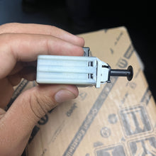 Cargar imagen en el visor de la galería, Suiche pedal freno WJ WK XK G4 PM MK #001ad

