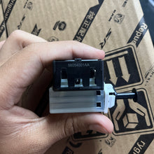 Cargar imagen en el visor de la galería, Suiche pedal freno WJ WK XK G4 PM MK #001ad
